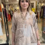 İtalyan Yazı Baskılı Payet Detaylı Viskon Gömlek - Camel