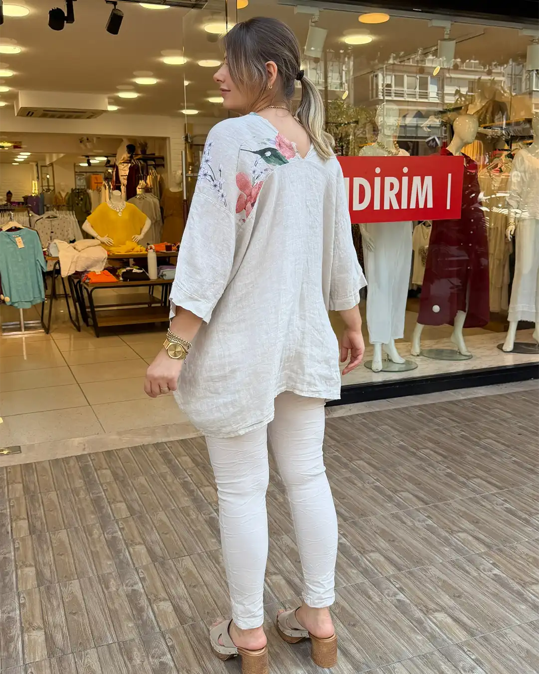 İtalyan Linen Keten V Yaka Çiçek Desenli Bluz İtalyan Linen Keten V Yaka Çiçek Desenli Bluz - Görsel 2
