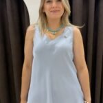 See7 İtaly Broş Detaylı V Yaka Saten Bluz - Buz Mavi
