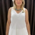 See7 İtaly Broş Detaylı V Yaka Saten Bluz - Beyaz