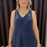 See7 İtaly Broş Detaylı V Yaka Saten Bluz - Lacivert