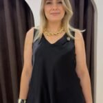 See7 İtaly Broş Detaylı V Yaka Saten Bluz - Siyah